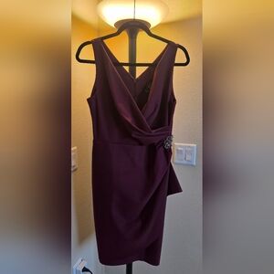 Elegant Never Worn ALEX EVENING Burgandy Sleeveless Dress Size 8 With Zipper.